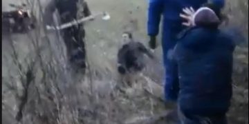 Bătaie cu topoare, filmată într-o pădure – VIDEO