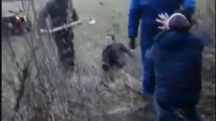 Bătaie cu topoare, filmată într-o pădure – VIDEO