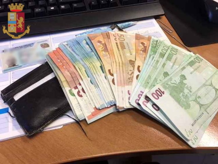 O româncă a găsit în Italia un portofel cu 4.000 de euro și l-a returnat proprietarului