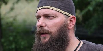 Președintele Asociației Culturale „Valea Dacilor”, găsit mort în această dimineaţă. Bărbatul s-a spânzurat cu un tricolor, de 1 decembrie