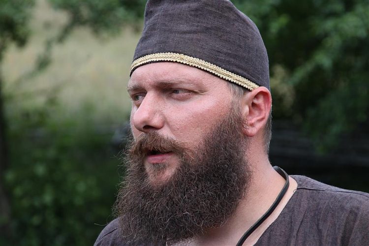 Președintele Asociației Culturale „Valea Dacilor”, găsit mort în această dimineaţă. Bărbatul s-a spânzurat cu un tricolor, de 1 decembrie