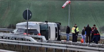Microbuz cu nouă români, răsturnat pe o autostradă din Germania