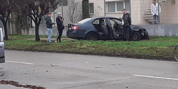 Impact între două maşini pe str. Luminişului – FOTO