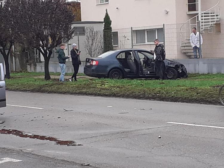 Impact între două maşini pe str. Luminişului – FOTO