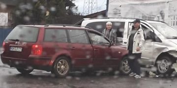 Impact între două maşini la Tăuţii de Sus  FOTO