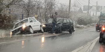 Mai multe maşini s-au ciocnit după ce au derapat, la intrarea în Baia Mare – GALERIE FOTO