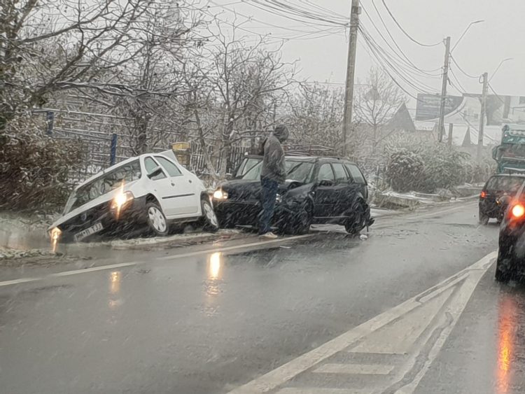Mai multe maşini s-au ciocnit după ce au derapat, la intrarea în Baia Mare – GALERIE FOTO