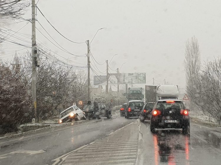 Mai multe maşini s-au ciocnit după ce au derapat, la intrarea în Baia Mare – GALERIE FOTO
