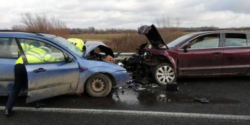 Tragedie pe şosea. 10 persoane, între care patru copii, implicate într-un accident rutier, o persoană a decedat