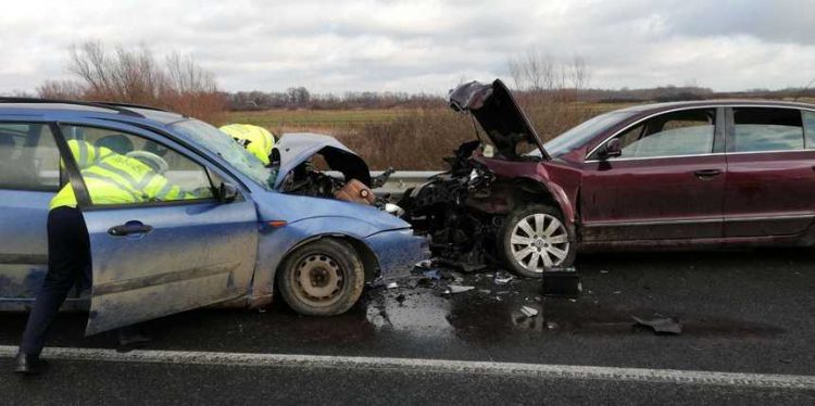 Tragedie pe şosea. 10 persoane, între care patru copii, implicate într-un accident rutier, o persoană a decedat