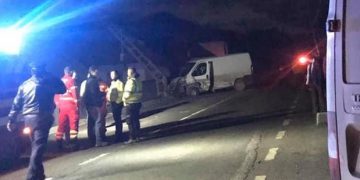 Impact între trei maşini la Rona de Sus, mai multe victime, stâlp de electricitate rupt – foto