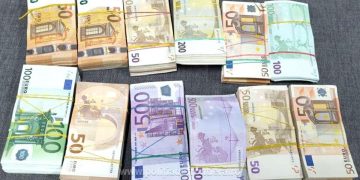 A vrut să treacă graniţa cu un sfert de milion de euro. Unde a ascuns banii