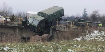 Accident spectaculos. Camion al armatei, aproape să cadă de pe un pod – foto