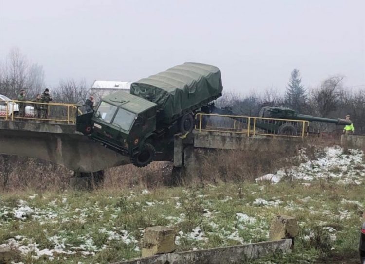 Accident spectaculos. Camion al armatei, aproape să cadă de pe un pod – foto
