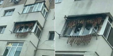 Decoraţiuni de sezon: balconul împodobit cu cârnaţi