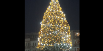 Cel mai înalt brad de Crăciun din România, împodobit în Maramureș