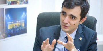 Claudiu Năsui, liderul USR Bucureşti, i-a numit pe contestatarii din partid „cămăşile negre“, aluzie la fascism