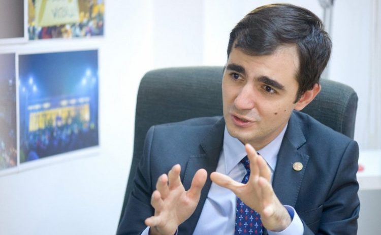 Claudiu Năsui, liderul USR Bucureşti, i-a numit pe contestatarii din partid „cămăşile negre“, aluzie la fascism