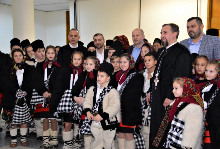 Sute de colindători la Consiliul Județean Maramureș – FOTO