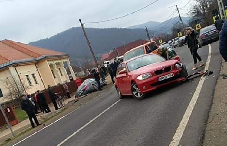 Carambol în Ilba: 4 autoturisme implicate. Trafic blocat