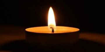 A murit copilul de 3 ani care a căzut în gol, cu bunicul său, de pe scara unui bloc