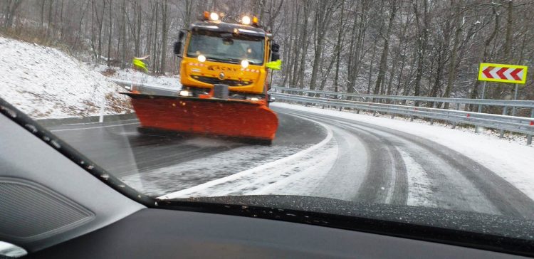 Ninge în Pasul Gutâi și în Pasul Prislop. Se intervine preventiv cu material antiderapant