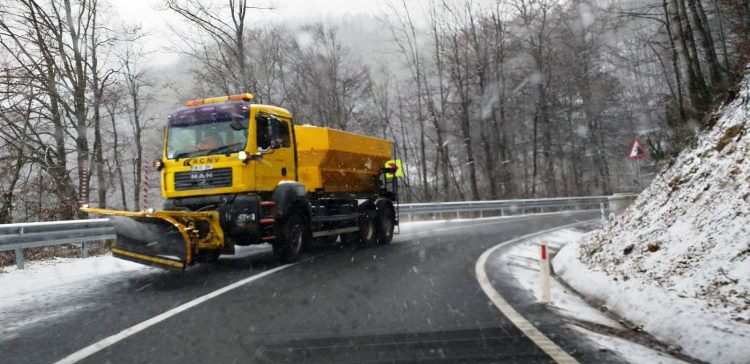 Ninge în Pasul Gutâi și în Pasul Prislop. Se intervine preventiv cu material antiderapant