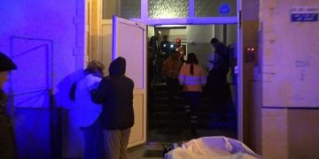 Un copil de 3 ani și bunicul său au căzut în gol de pe scara blocului