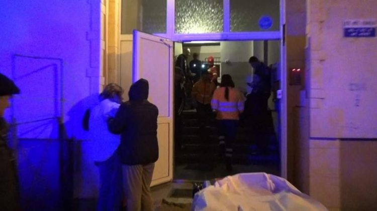 Un copil de 3 ani și bunicul său au căzut în gol de pe scara blocului