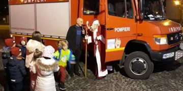 Copiii pompierilor băimăreni, surprinşi de Moş Crăciun, sosit cu autospeciala de descarcerare