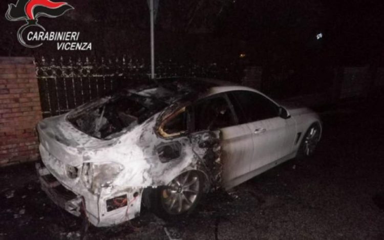 Piroman român, reţinut în Italia după ce a incendiat două maşini de lux