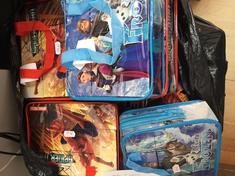 Peste 240 de cutii cu jucării contrafăcute ridicate de poliţişti