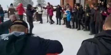 Zeci de tineri au jucat Hora Unirii la 1.700 de metri