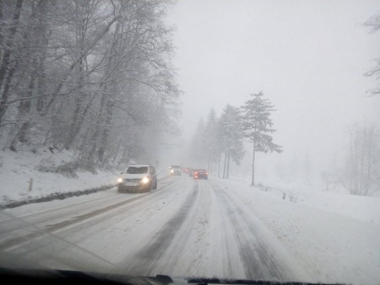 FOTO: A venit iarna! O confirmă șoferii din Pasul Prislop