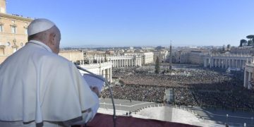 Papa Francisc, în mesajul Urbi et Orbi: „Pruncul Isus să fie lumină pentru omenirea rănită”