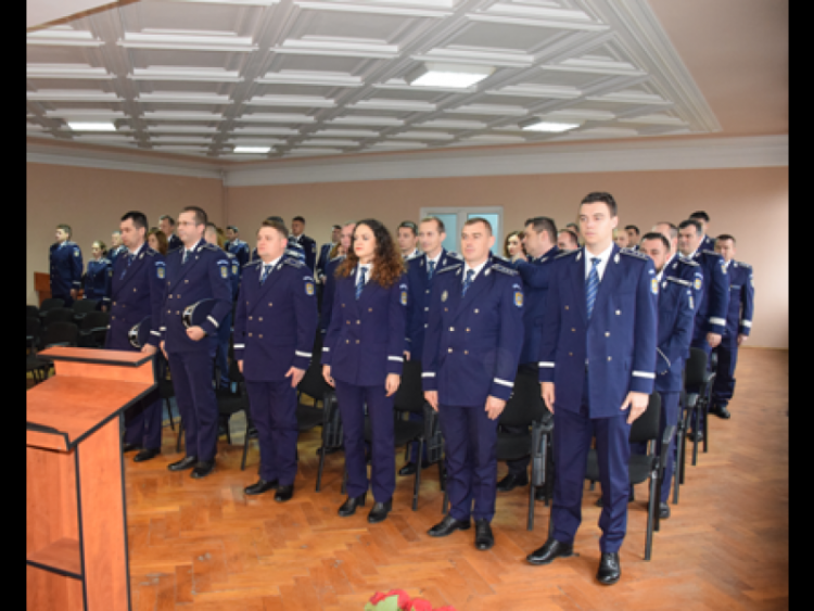 Poliţiştii cu merite excepţionale au fost avansaţi în gradul următor înainte de termen