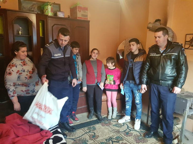 Două familii din Măgureni au primit daruri de sărbători din partea poliţiştilor maramureşeni