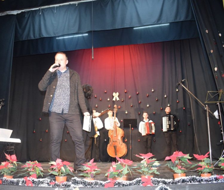 „Poveste de iarnă”, spectacol dedicat sărbătorilor, prezentat de membrii Școlii Populare de Artă