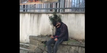 Imagini tulburătoare filmate în Baia Mare. Tânărul ar fi consumat drogul „zombie”