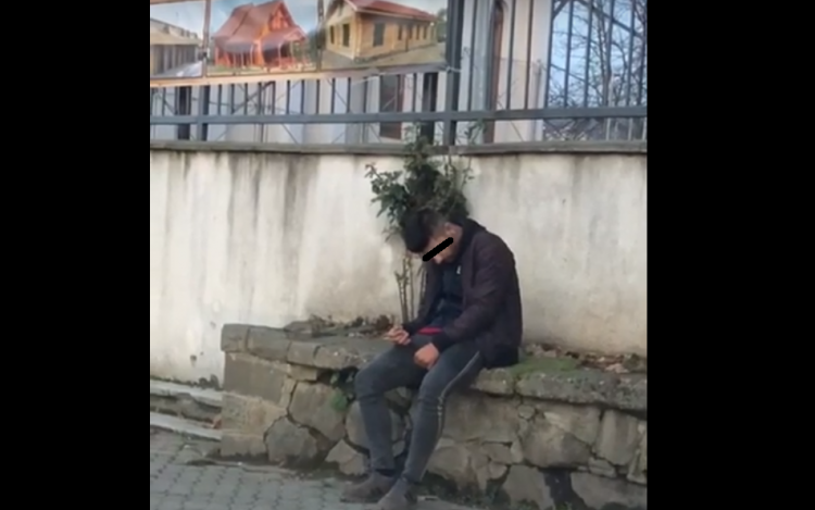 Imagini tulburătoare filmate în Baia Mare. Tânărul ar fi consumat drogul „zombie”