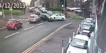 Un taxi Logan, filmat când face prăpăd într-o intersecţie din Scoţia – video