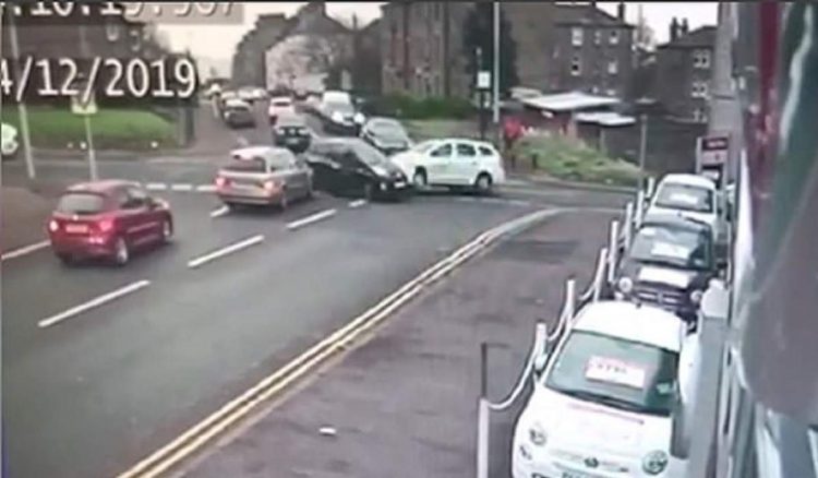 Un taxi Logan, filmat când face prăpăd într-o intersecţie din Scoţia – video