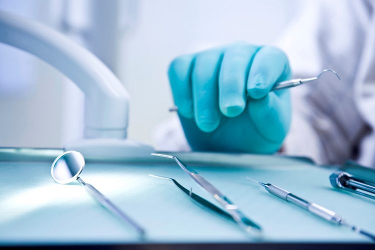 La încă un capitol suntem la coada Europei. De câte ori merge un român la dentist