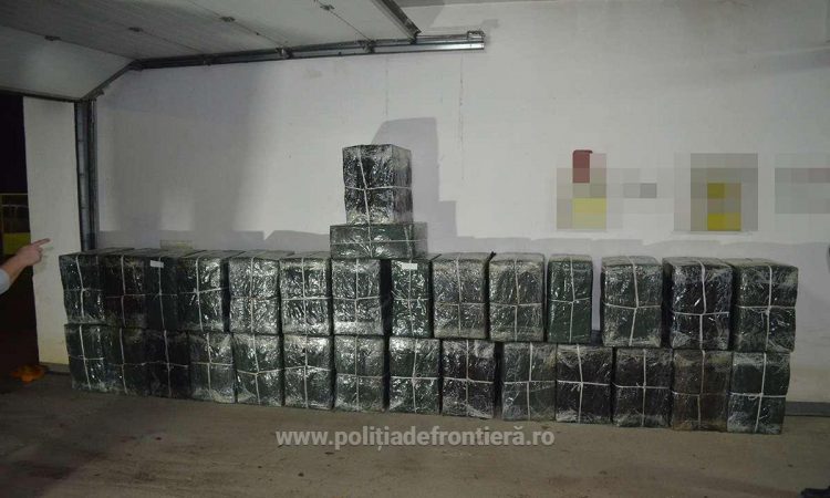 Peste 21.000 pachete cu țigări de contrabandă, confiscate la Piatra şi Valea Vişeului