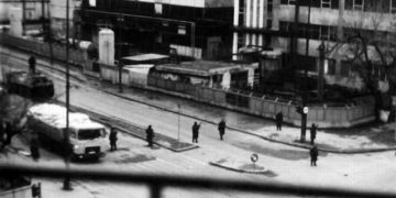 19 decembrie 1989. Muncitorii de la ELBA Timişoara refuză să intre în secţii. Se declanşează greva