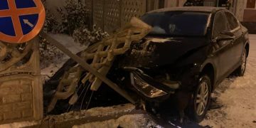 Accident grav în Baia Mare: Șoferul unui autoturism a dărâmat un gard, apoi a fugit