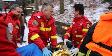 Desfășurare impresionantă de forțe pe malul Lacului Firiza. Două „victime” scoase din apele înghețate