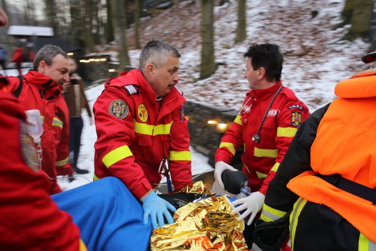 Desfășurare impresionantă de forțe pe malul Lacului Firiza. Două „victime” scoase din apele înghețate