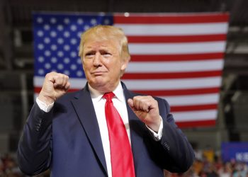 Un iranian s-a dus cu TOPORUL dupa Trump si a ajuns aproape de el