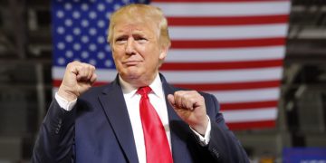 Un iranian s-a dus cu TOPORUL dupa Trump si a ajuns aproape de el